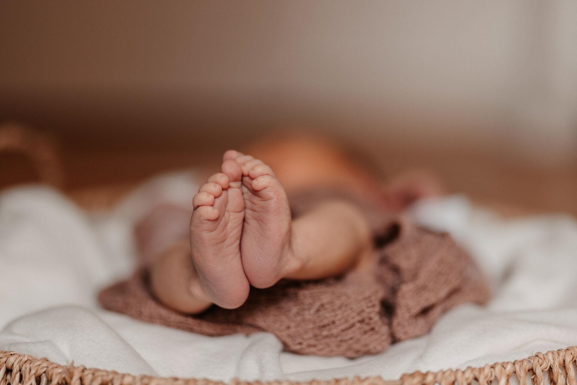Neugeborenenfotografie – Schlafendes Baby im Nest