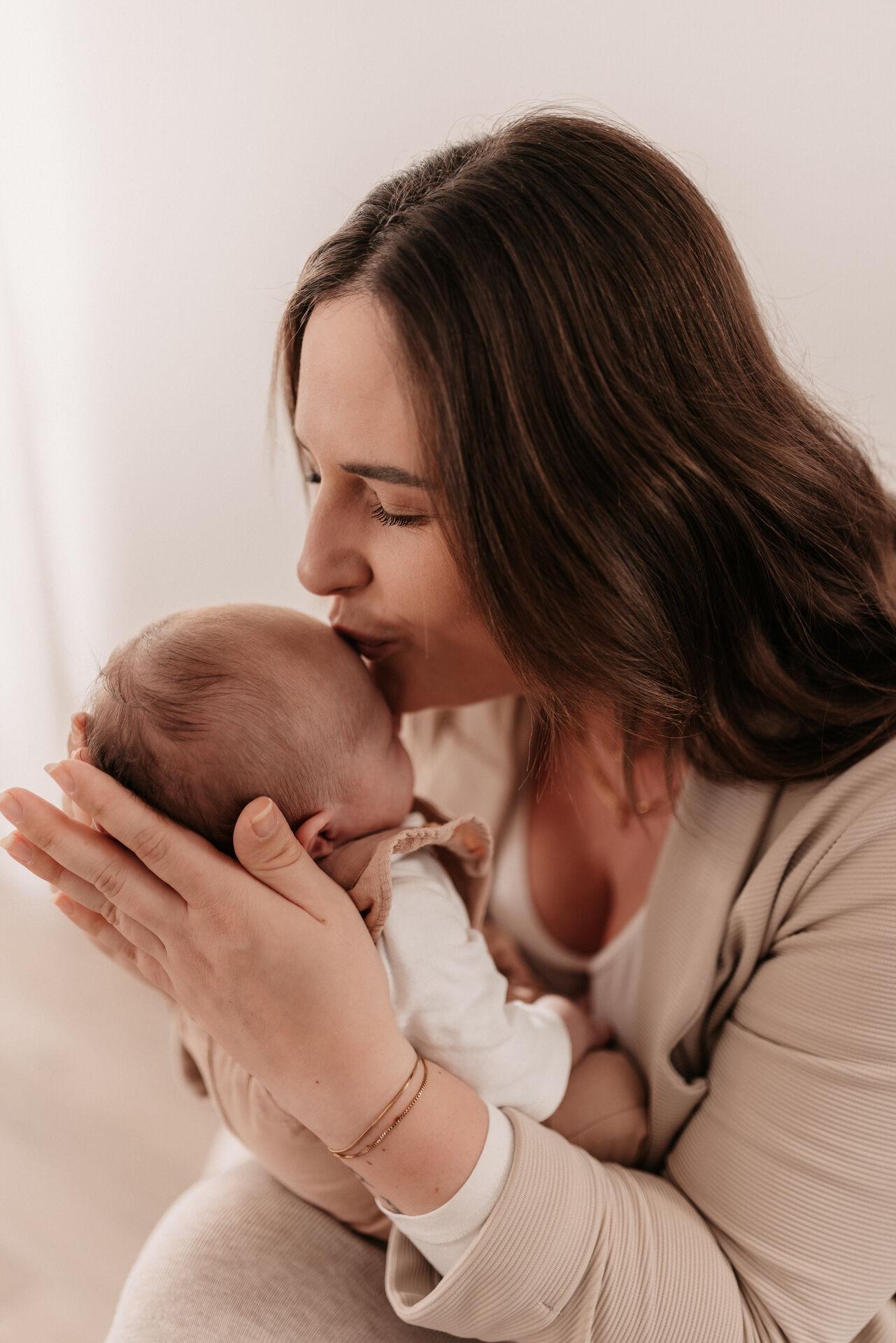 Neugeborenenfotos – Baby in liebevollen Armen