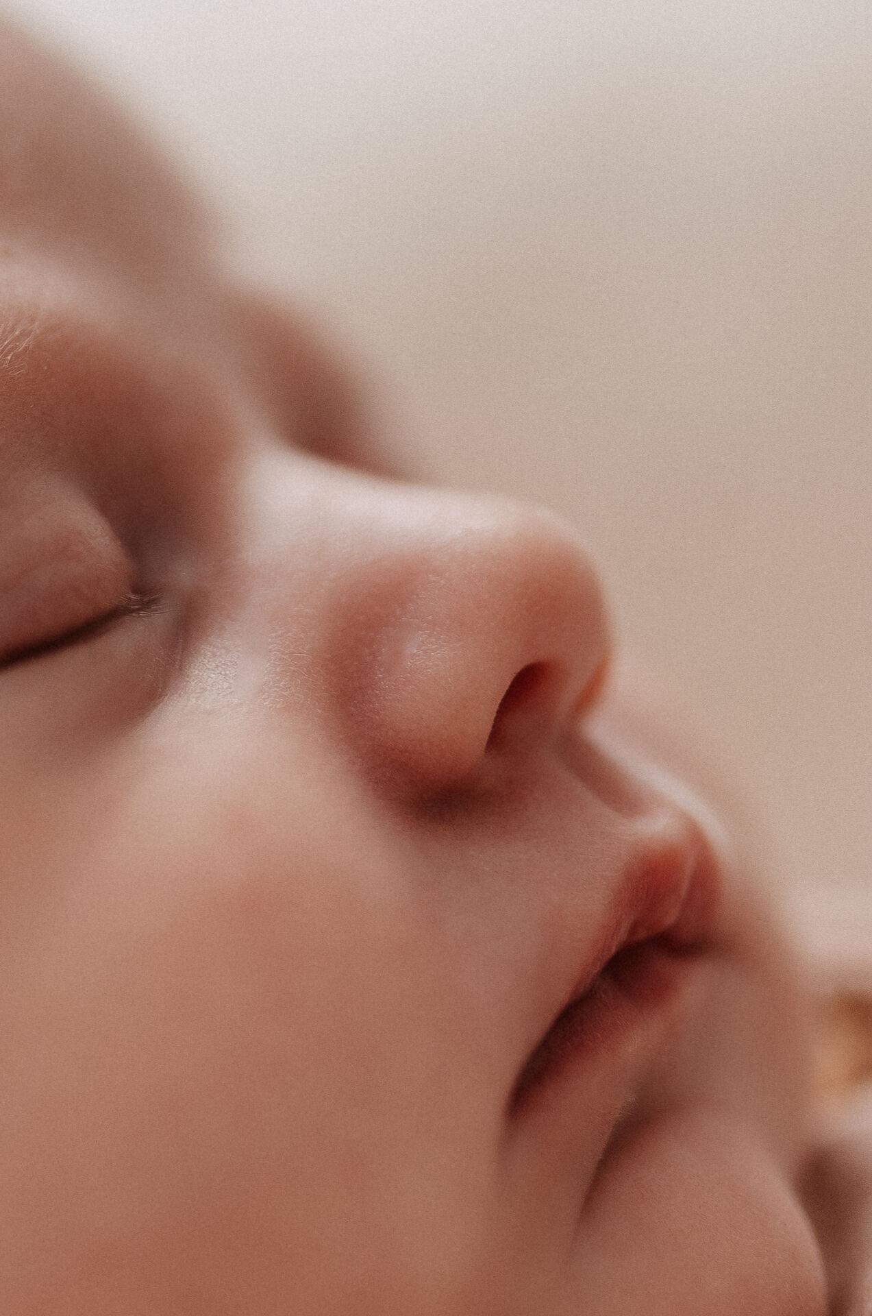 Neugeborenenfotograf – Glückliche Eltern mit Neugeborenem