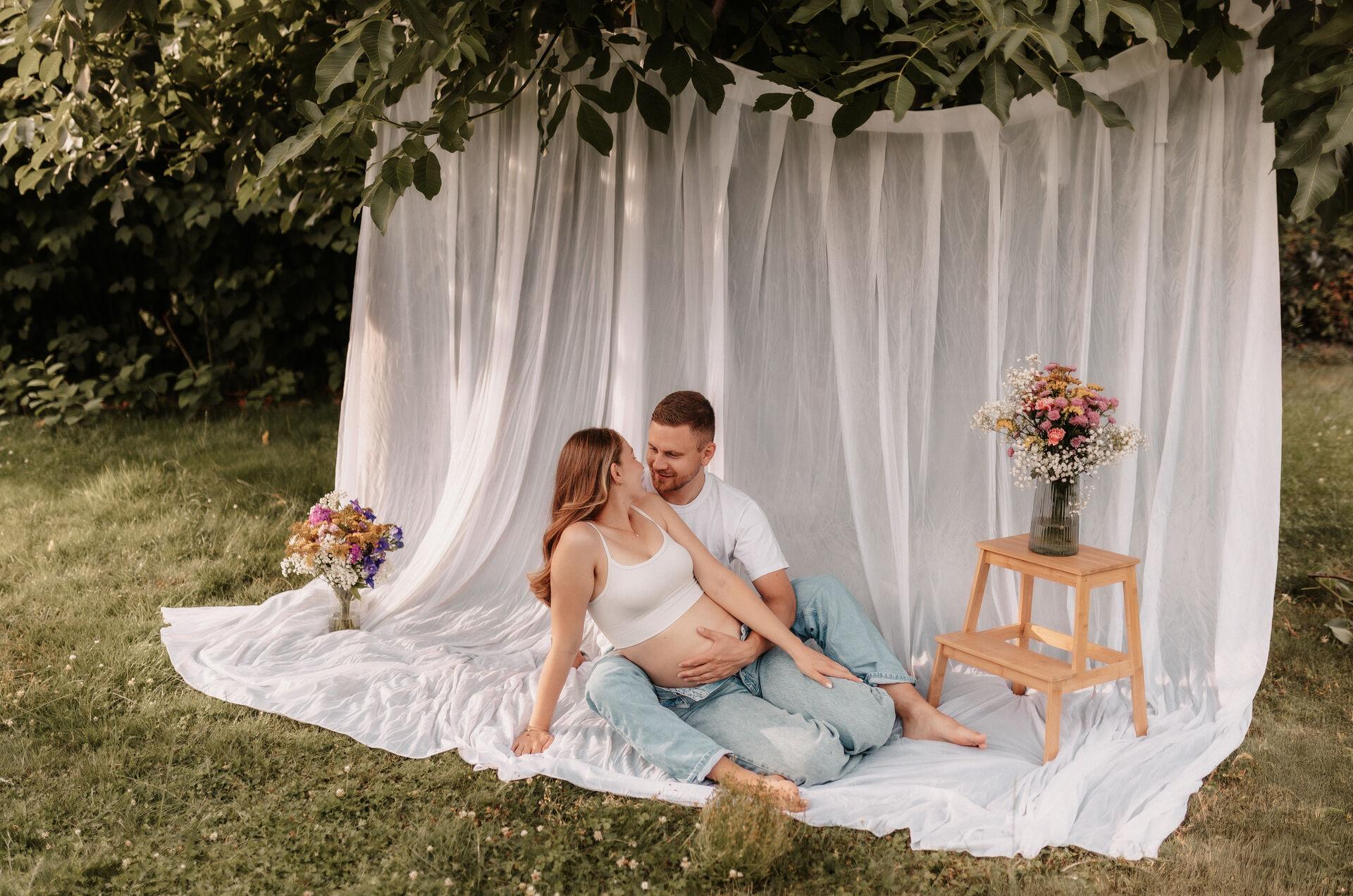 Babybauchshooting – Werdende Mutter im weißen Kleid
