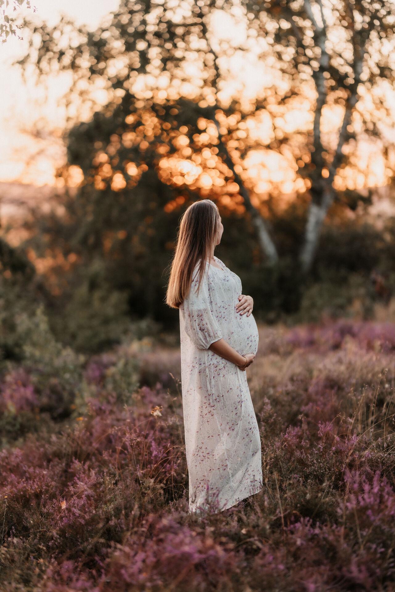 Babybauchshooting – Werdende Eltern Hand in Hand