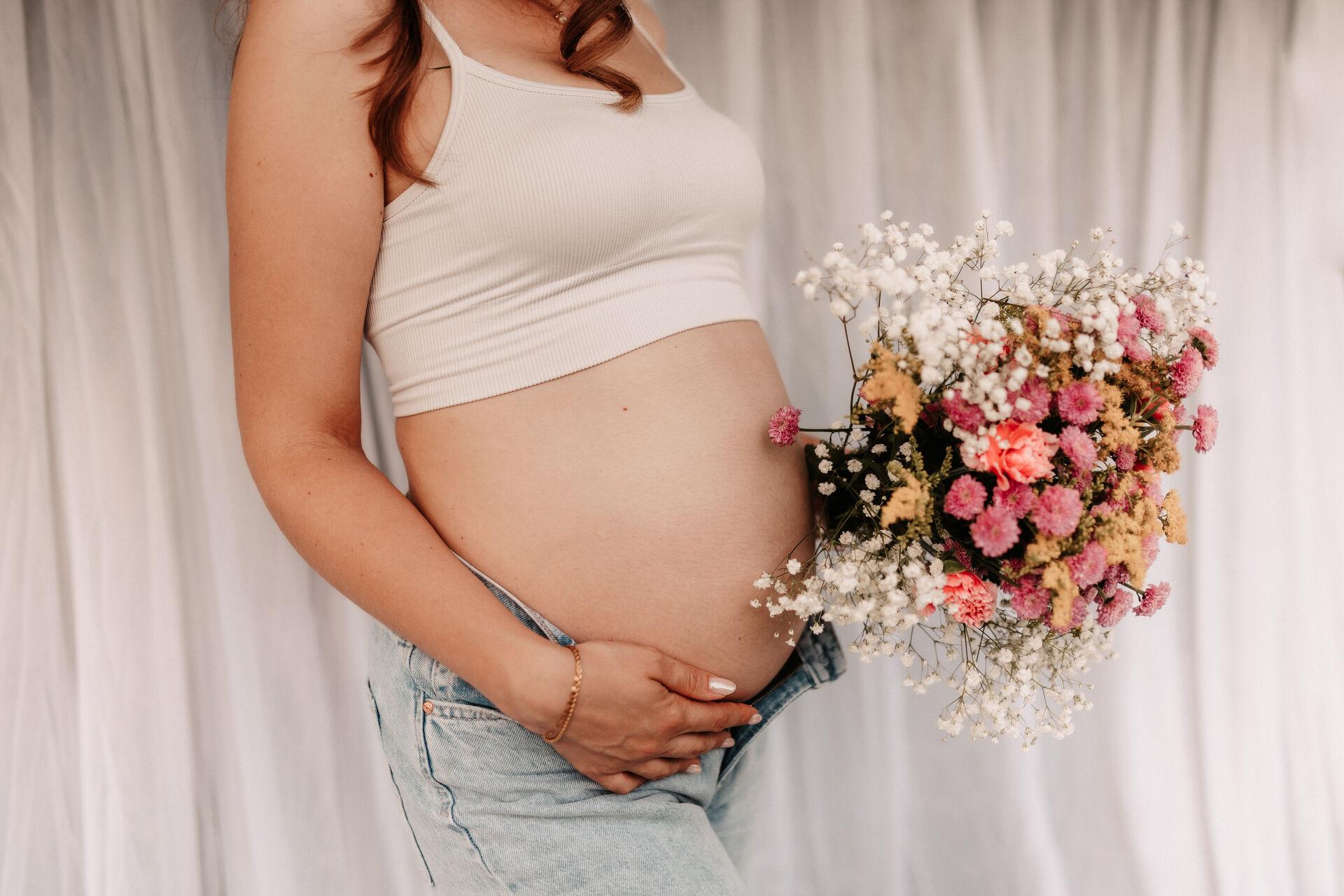 Schwangerschaftsfotograf – Emotionaler Moment mit Babybauch