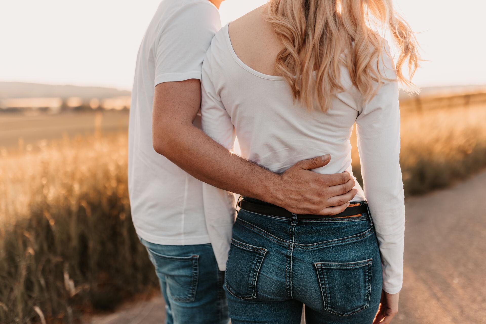 Liebespaar Fotoshooting – Natürlicher Moment im Freien